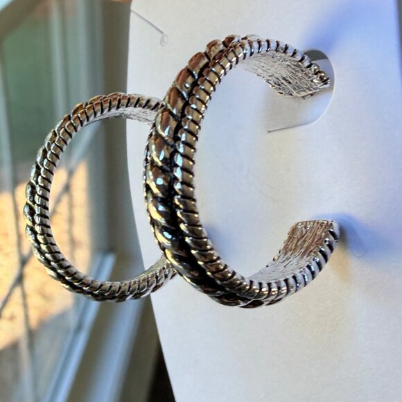 Y2K Silver Tone Textured Rope Edge Hoop Earring 1" Nickel Free Hypoallergenic - Picture 3 of 9